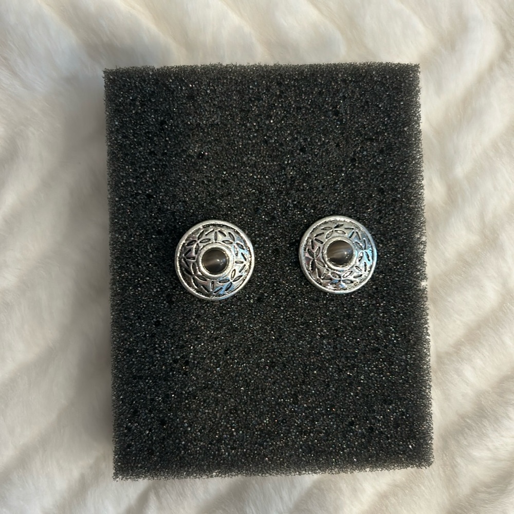 Round silver earrings with stone. Never worn. In good condition.
